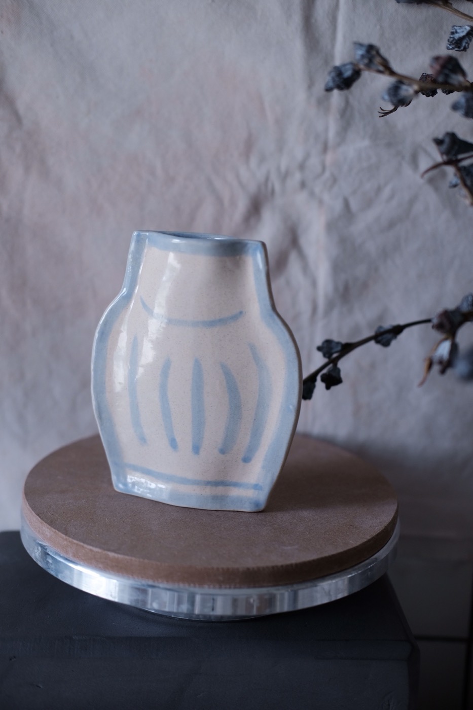 蓝色线条白色陶花器